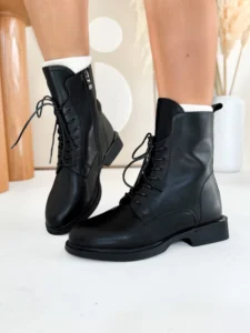 Czarne botki damskie LULA 135 ze skóry naturalnej licowej, sznurowane z przodu i zapinane na zamek, ocieplane futerkiem, na niskim obcasie.