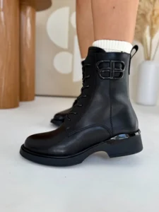 Czarne botki skórzane LULA 136 wykonane z gładkiej skóry naturalnej licowej, zapinane na zamek i wiązane z przodu, z ozdobą po boku cholewki.