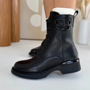 Czarne botki skórzane LULA 136 wykonane z gładkiej skóry naturalnej licowej, zapinane na zamek i wiązane z przodu, z ozdobą po boku cholewki.