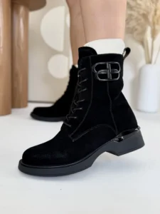 Czarne botki skórzane LULA 136 wykonane z naturalnego zamszu, z ozdobą po boku, sznurowane z przodu i zapinane na zamek, prezentowane na nodze.