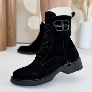 Czarne botki skórzane LULA 136 wykonane z naturalnego zamszu, z ozdobą po boku, sznurowane z przodu i zapinane na zamek, prezentowane na nodze.