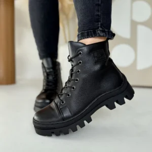 Czarne traperki skórzane LULA 142 z grubą podeszwą, wykonane z naturalnej skóry, prezentowane na nodze – modne i ocieplane obuwie damskie.