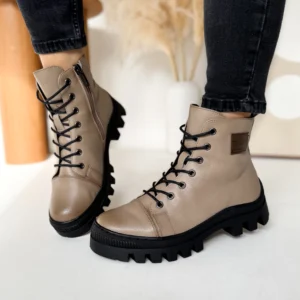 Traperki skórzane LULA 142 w kolorze khaki z czarną platformą, wykonane z naturalnej skóry, ocieplane polarem – modne obuwie damskie na jesień i zimę.