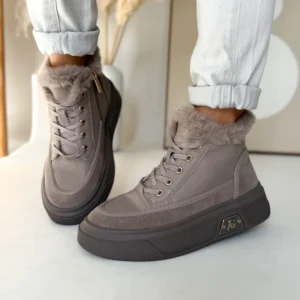 Beżowe ocieplane adidasy damskie LULA 147 ze skóry naturalnej z futerkiem i złotym zamkiem.