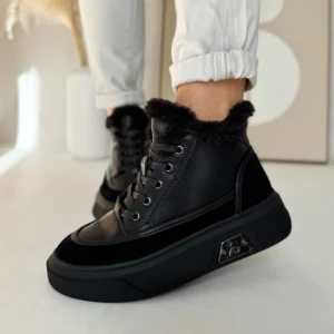 Czarne ocieplane adidasy damskie LULA 147 ze skóry naturalnej z futerkiem i zamkiem po boku.