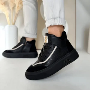 Czarne ocieplane adidasy LULA 148 ze skórzaną cholewką, beżowymi wstawkami i ozdobną blaszką w kształcie serca, prezentowane na nodze modelki w jasnych spodniach.