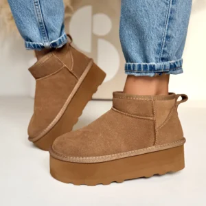 Camelowe śniegowce damskie LULA 156 wykonane z naturalnej skóry welurowej, ocieplane futerkiem, na grubej podeszwie 5 cm, prezentowane w stylizacji z jeansami.