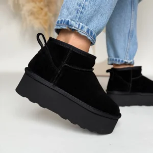 Czarne śniegowce damskie LULA 156 z naturalnej skóry welurowej na grubej podeszwie 5 cm, ocieplane futerkiem, widoczne na stopach w stylizacji z jeansami.