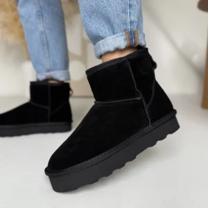 Czarne śniegowce damskie LULA 155 wykonane z naturalnej skóry welurowej, ocieplane futerkiem, prezentowane na nodze w stylizacji z jeansami.