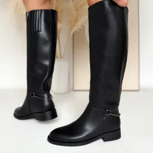 Czarne skórzane kozaki damskie LULA 154 z ozdobnym metalowym detalem, wykonane z naturalnej skóry, idealne na jesień i zimę.