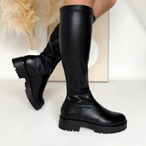Czarne kozaki damskie LULA 151 z elastyczną cholewką, na podeszwie typu traper, wykonane z materiału skóropodobnego.
