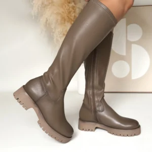 Khaki kozaki damskie LULA 151 z elastyczną cholewką, na podeszwie typu traper, wykonane z materiału skóropodobnego.