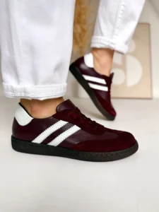 Bordowe trampki skórzane damskie LULA 117 z białymi wstawkami, wykonane z naturalnej skóry groszkowej i zamszowej, na czarnej podeszwie, polska produkcja.