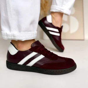 Bordowe trampki skórzane damskie LULA 117 z białymi wstawkami, wykonane z naturalnej skóry groszkowej i zamszowej, na czarnej podeszwie, polska produkcja.