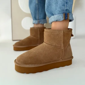 Camelowe śniegowce damskie LULA 155 wykonane z naturalnej skóry welurowej, ocieplane futerkiem, prezentowane w stylizacji z jeansami.