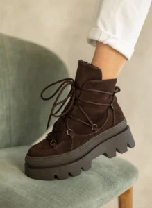 Brązowe trapery skórzane LULA 28 na masywnej platformie z ociepleniem – najmodniejszy kolor sezonu.