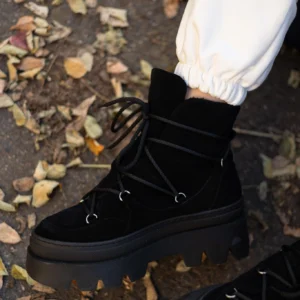 Czarne trapery damskie LULA 28 wykonane ze skóry naturalnej, na grubej platformie z antypoślizgową podeszwą, z zimowym ociepleniem w środku.