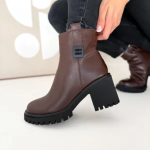 Brązowe skórzane botki damskie LULA 159 na masywnym obcasie i podeszwie typu traper – eleganckie obuwie na jesień i zimę.