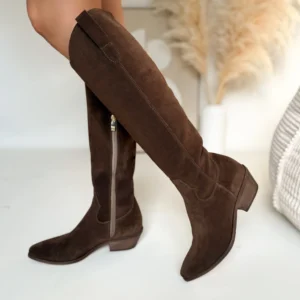 Kowbojki zamszowe damskie LULA 157 w kolorze mlecznej czekolady, wykonane z naturalnej skóry zamszowej, z bocznym zamkiem i niskim obcasem.