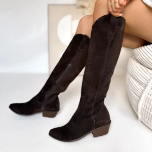 Brązowe kowbojki damskie LULA 157 z naturalnego zamszu w kolorze gorzkiej czekolady, na niskim obcasie, z zamkiem po boku.