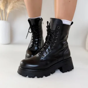 Czarne trapery skórzane LULA 162 z naturalnej skóry, ocieplane, na grubej podeszwie, zapinane na zamek i sznurowane z przodu.