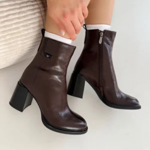 Brązowe botki skórzane LULA 133 z naturalnej skóry licowej — stabilny obcas na klocku, delikatna platforma i ocieplenie futerkiem.