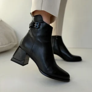 Czarne botki damskie LULA 160 wykonane ze skóry naturalnej, na stabilnym słupku z ozdobnym paskiem i klamrą, eleganckie obuwie na jesień i zimę.