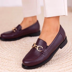Bordowe mokasyny damskie LULA 45 ze skóry naturalnej licowej z elegancką złotą klamrą, polska produkcja premium.