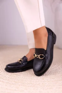 Mokasyny czarne skórzane LULA 45 – klasyczne damskie buty premium ze skóry naturalnej licowej, ozdobione złotą klamrą, polska produkcja.