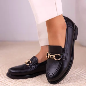 Mokasyny czarne skórzane LULA 45 – klasyczne damskie buty premium ze skóry naturalnej licowej, ozdobione złotą klamrą, polska produkcja.