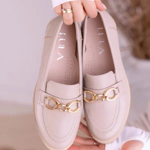 Mokasyny beżowe skórzane LULA 45 – eleganckie damskie buty premium ze skóry naturalnej licowej, ozdobione złotą klamrą, polska produkcja.