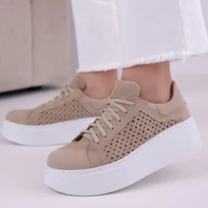 Beżowe skórzane sneakersy damskie LULA 166 z ażurowymi bokami i białą platformą, ręcznie szyte w polskiej manufakturze.