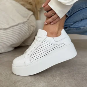 Białe skórzane sneakersy damskie LULA 166 z ażurowymi bokami i grubą podeszwą, ręcznie szyte w polskiej manufakturze.