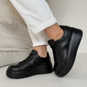 Czarne sneakersy skórzane LULA 165 na platformie, ręcznie szyte w Polsce z włoskiej skóry groszek