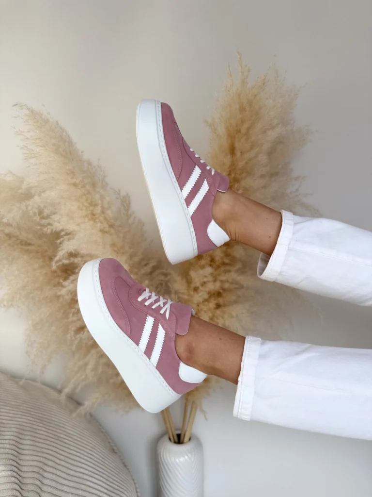 Sneakersy skórzane damskie LULA 111 w pastelowym różu na białej platformie, ręcznie szyte w polskiej manufakturze
