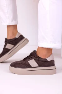 Brązowe skórzane sneakersy damskie LULA 169 z naturalnego zamszu z beżowymi wstawkami na platformie 4 cm