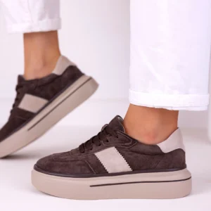 Brązowe skórzane sneakersy damskie LULA 169 z naturalnego zamszu z beżowymi wstawkami na platformie 4 cm