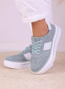 Miętowe skórzane sneakersy damskie LULA 169 z zamszu z białymi wstawkami na platformie 4 cm