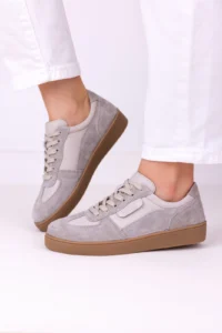 Szare skórzane trampki damskie LULA 170 z naturalnego zamszu na platformie 3 cm, lekkie sneakersy z beżową podeszwą.