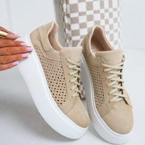 Beżowe skórzane sneakersy damskie LULA 166 z ażurowymi bokami i białą platformą, ręcznie szyte w polskiej manufakturze.