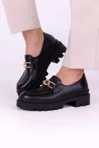 Czarne skórzane mokasyny damskie LULA 172 na masywnej podeszwie 5 cm ze złotą ozdobą, ręcznie szyte, polska produkcja.