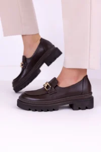 Brązowe skórzane mokasyny damskie LULA 172 ze złotą ozdobą na grubej podeszwie, ręcznie szyte w Polsce z włoskiej skóry naturalnej.