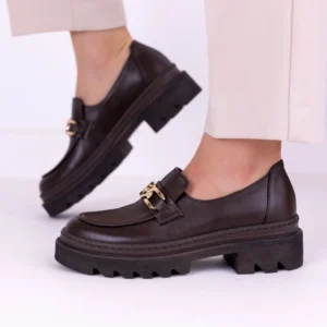 Brązowe skórzane mokasyny damskie LULA 172 ze złotą ozdobą na grubej podeszwie, ręcznie szyte w Polsce z włoskiej skóry naturalnej.