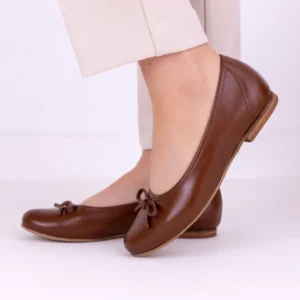 Brązowe skórzane baleriny damskie LULA 177 z kokardką, wykonane z miękkiej włoskiej skóry naturalnej, prezentowane na stopach i w dłoniach, minimalistyczne tło.