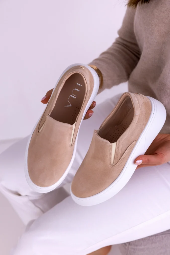 Beżowe skórzane trampki slip on LULA 171 wykonane z włoskiej skóry naturalnej welur kozinka, na lekkiej białej podeszwie, szyte w Polsce.