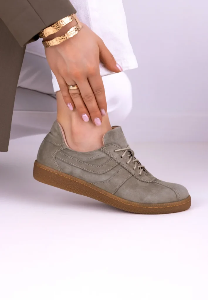 Oliwkowe skórzane trampki damskie LULA 173 z naturalnej skóry welurowej – ręcznie szyte polskie buty na gumowej podeszwie.