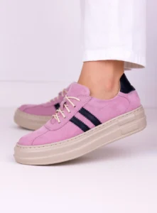Skórzane sneakersy damskie LULA 176 z włoskiej skóry welurowej w kolorze pudrowego różu z granatowymi wstawkami, polska produkcja ręcznie szyta.