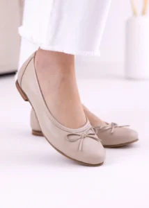 Beżowe baleriny skórzane premium LULA 177 z kokardką, wykonane z miękkiej skóry naturalnej, prezentowane na stopach w jasnej stylizacji.