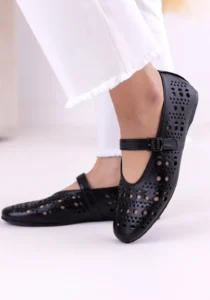 czarne baleriny skórzane ażurowe LULA z paskiem i czarną sprzączką na nodze