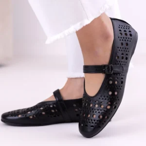 czarne baleriny skórzane ażurowe LULA z paskiem i czarną sprzączką na nodze